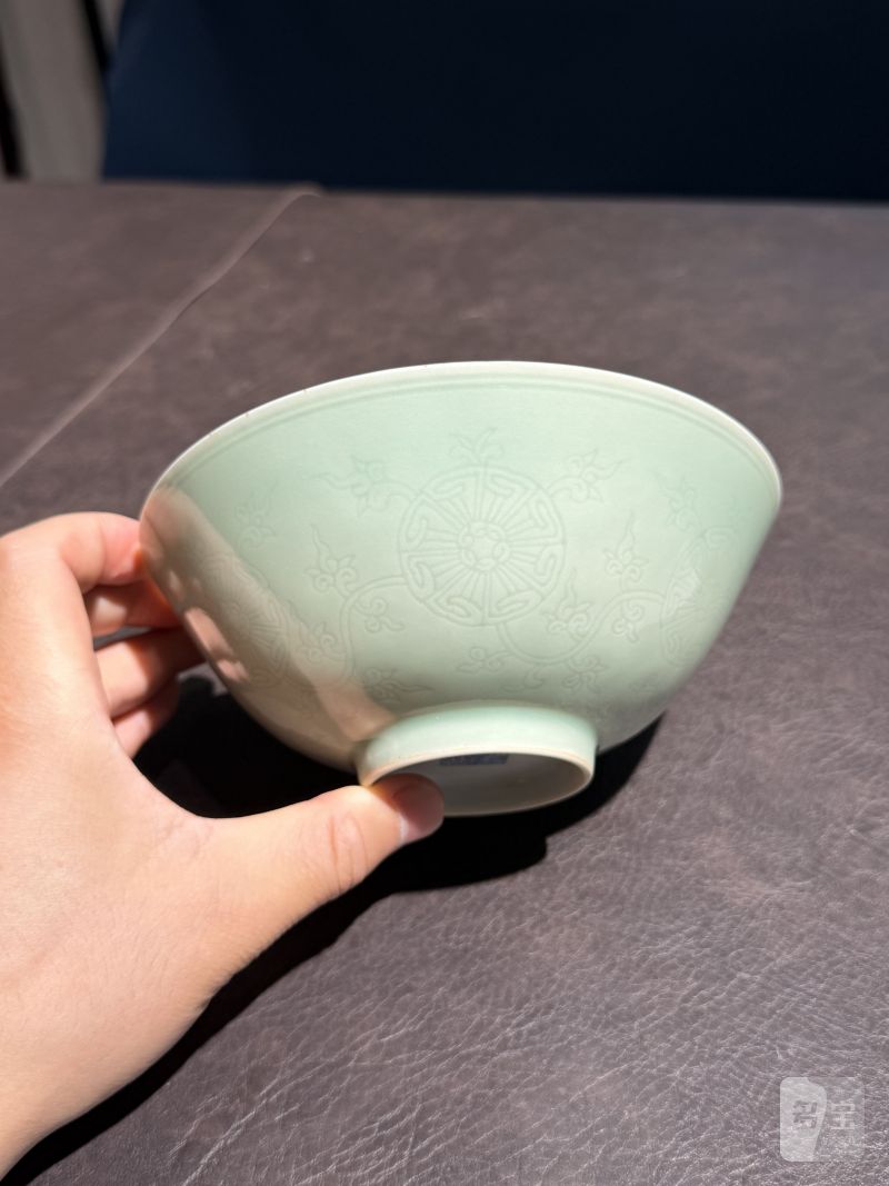 清嘉庆 青釉暗刻皮球花卉纹碗 - 图3